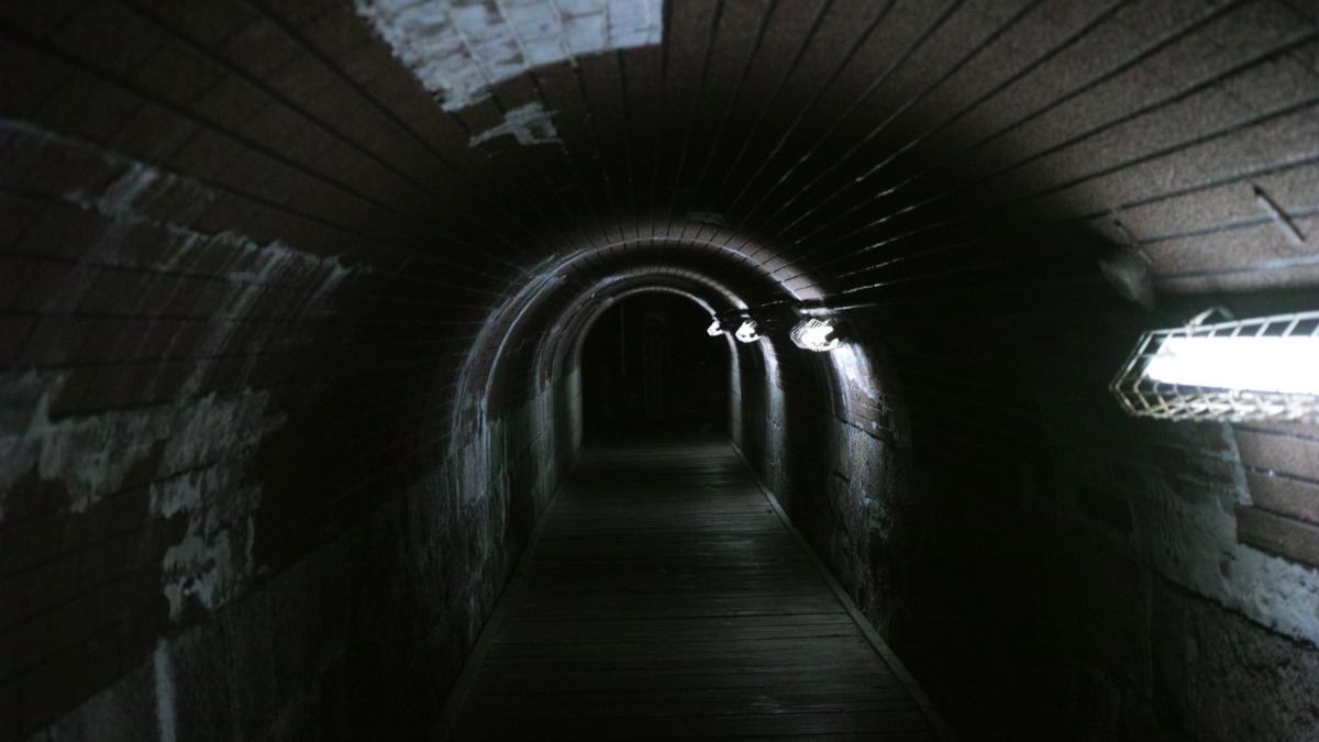うす暗いトンネルの画像