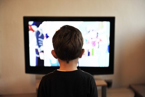 テレビを見てる男の子の画像